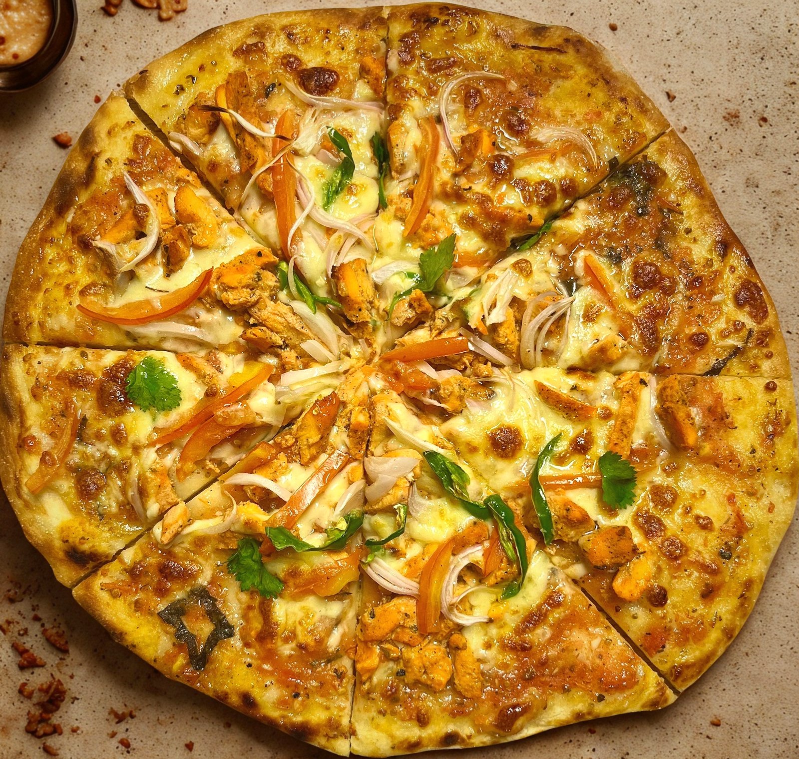 Wood-fire tandoori chicken pizza at Vinya Garden, Colombo 5 — molten cheese, charred crust, fresh coriander